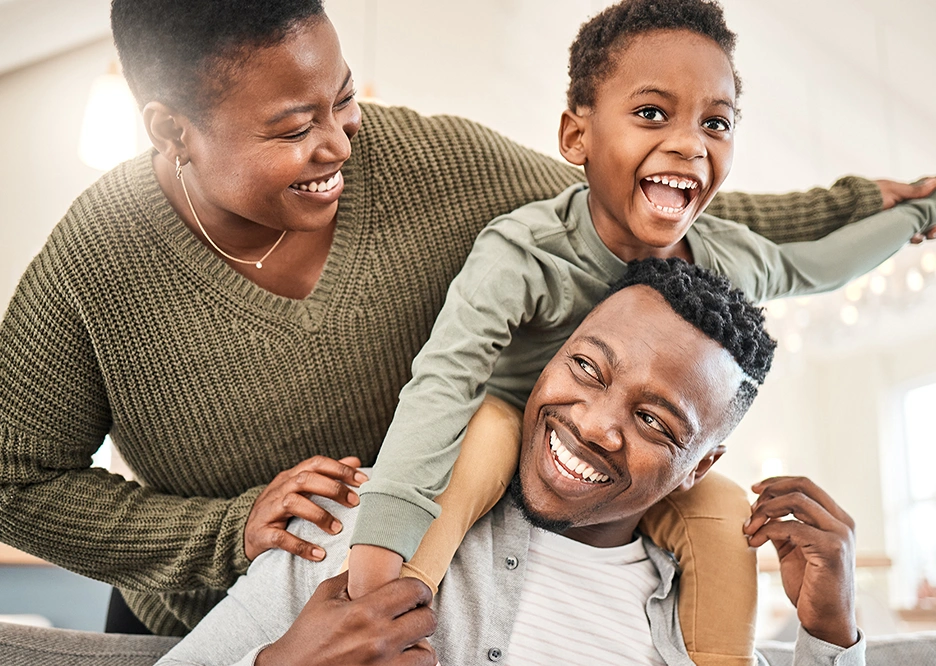 Un père et une mère heureux jouant avec leur fils